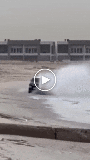 Una ilustración digital que muestra una sección de tela con un patrón repetitivo claramente artificial, destacando la diferencia entre la repetición generada por IA y la variabilidad natural.