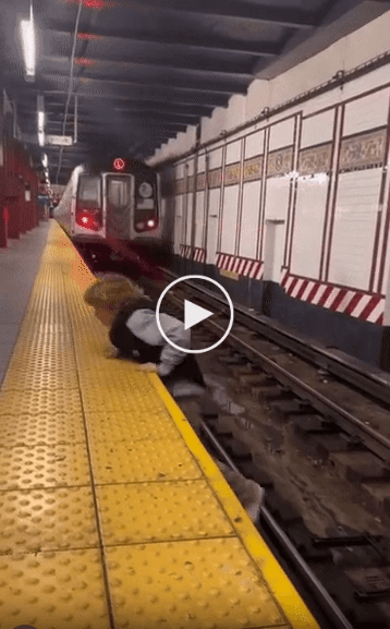 Una captura de pantalla de un video generado por IA que muestra una escena urbana con pequeñas imperfecciones que revelan su origen artificial.